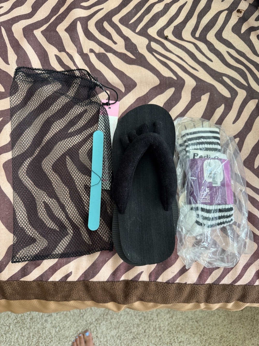 Pedi set. Includes pedicure shoes, nail file, pedicure socks and bag. Size 8-9